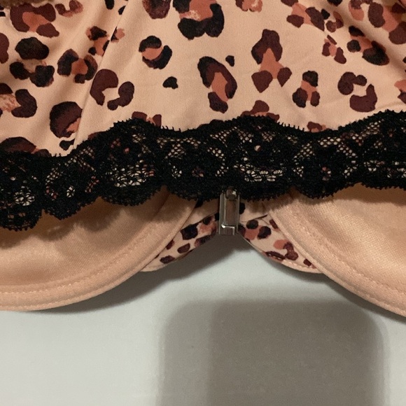 Adore Me BRA WO SIZE 38DD FRONT CLOSURE ANIMAL PRINT BLACK LACE TRIM EUC CLEAN - Picture 9 of 11